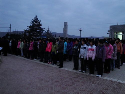 2010年12月15日早华亭三中举行学生紧急疏散演练活动