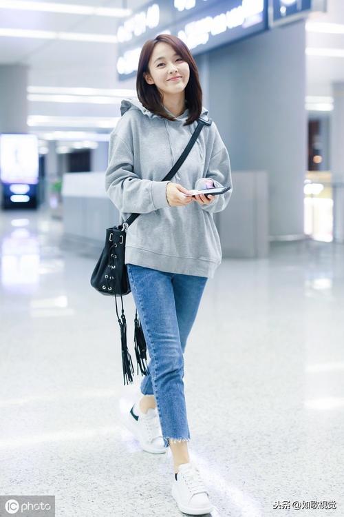 张佳宁现身机场,身穿灰色卫衣配紧身牛仔裤,举止婀娜呆萌可爱