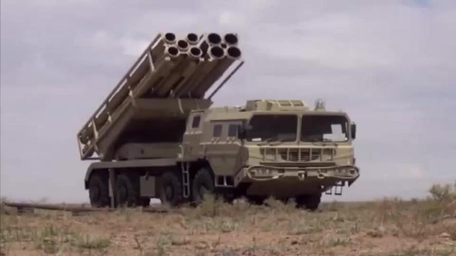 这是导弹发射车还是火箭弹发射车?