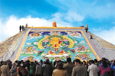 图为扎西曲林寺晒佛现场. 本报记者 才格增 摄