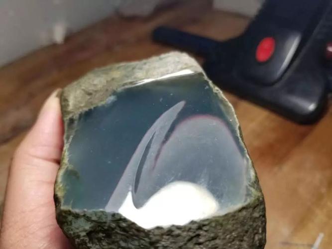 看皮壳应该是的莫西沙敞口的,全赌料切出如此高品质的无色玻璃种翡翠