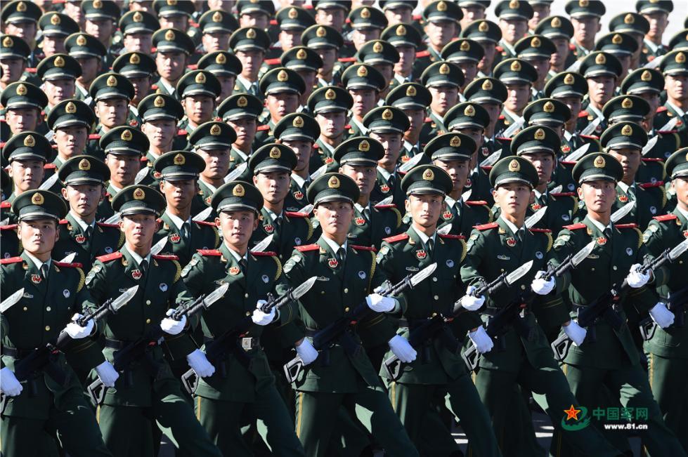 武警部队方队齐步铿锵有力 正步排山倒海