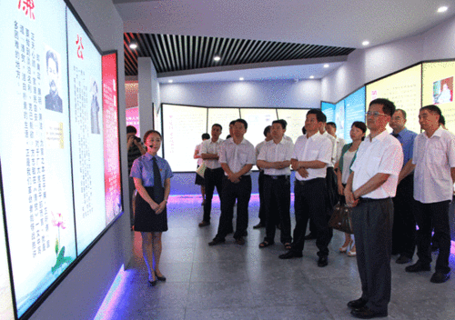 参观结束之际,韩康平带领党员领导干部重温入党誓词.