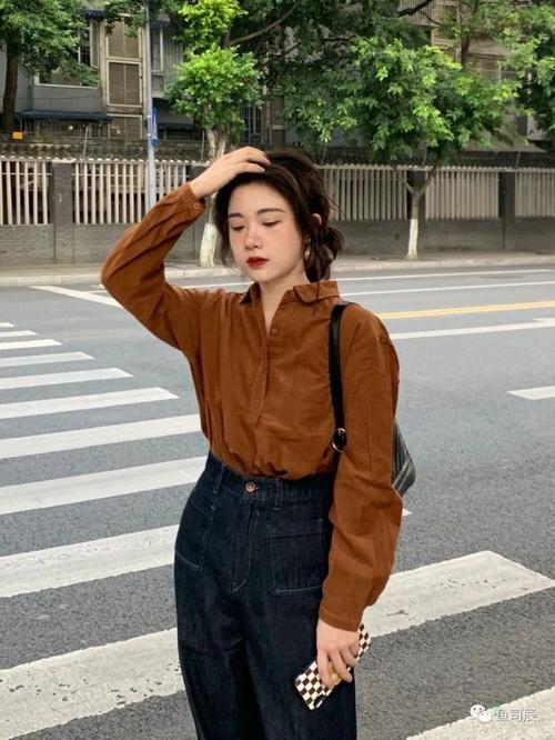 普通人也适合穿的风格棕色衬衫黑色牛仔裤保暖又时尚