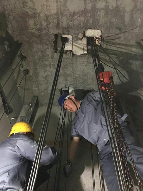 更换曳引钢丝绳,吊轿厢,要把轿厢用倒链拉起来