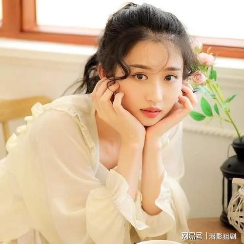 外剧中的康家孙媳罗飞雁毕业于北电戏里戏外美丽动人