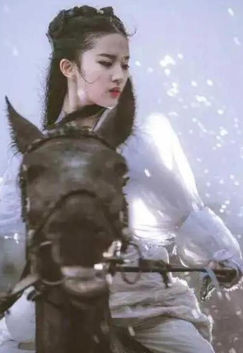 刘亦菲水中骑马,活在人间的仙女,难怪被称为神仙姐姐