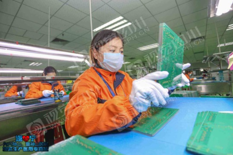 遂宁市经开区英创力电子车间内,工人们正在加紧赶制pcb医用电路板.