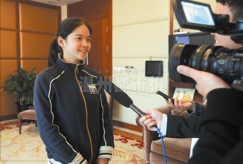 带着五个"滚烫"话题 温州肯恩大学女生昨赴apec