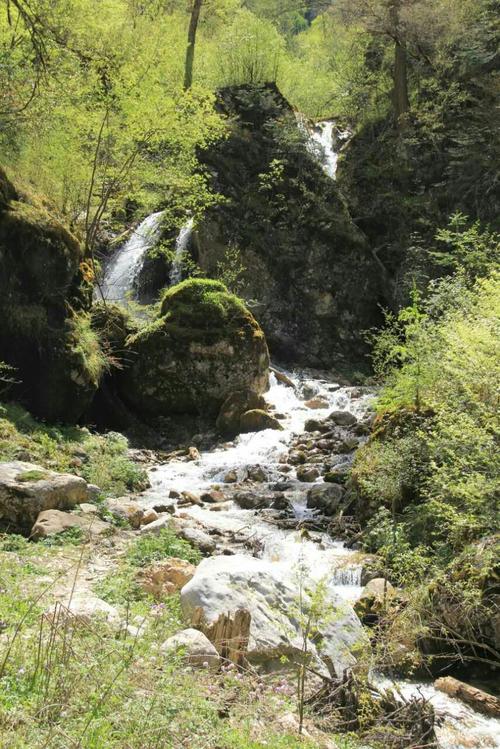 泉水溪水山涧水,渠水湖水江河水一一水水相通(犹如心灵).