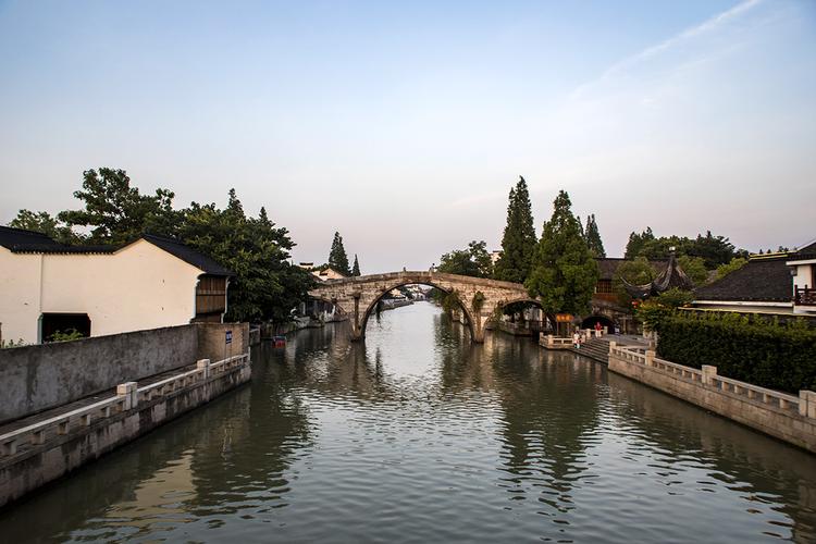  p>大仓桥,位于上海市松江城西,始建于明代,是一座高10米,跨度50米的