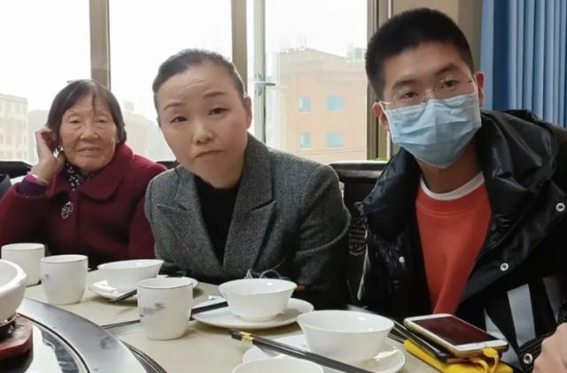 14年后的第一次旅行孙卓与妈妈挎着胳膊孙海洋害怕被儿子嫌弃