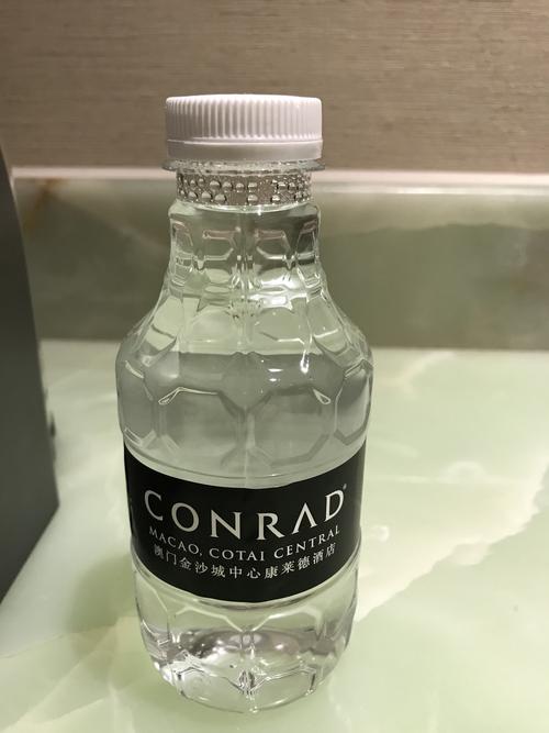 这个贴牌水,其实是可口可乐沙田厂的bonaqua不是天然矿泉水只是普通加