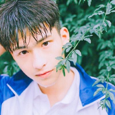 洝大人 男头干净 可爱 黑白侧脸 校服