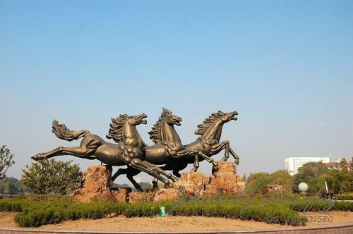 三匹马分别代表了马鞍山的马钢,十七冶和地方商业三大龙头企业