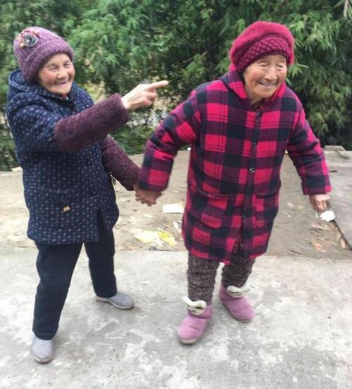农村老太太90岁姐妹:家中瓜果无人摘 亲自率领儿孙五