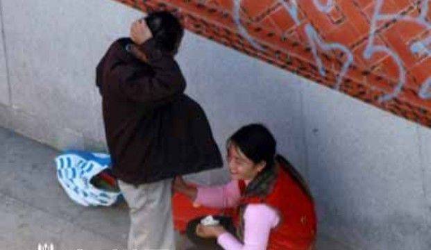 脸红!暗拍街边擦鞋少妇挂羊头卖狗肉