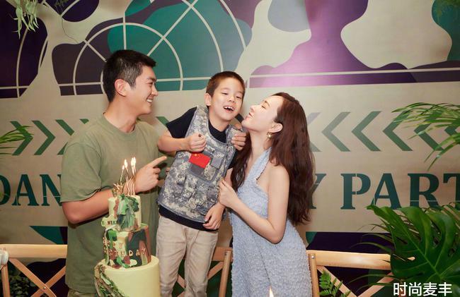 霍思燕一家三口现身机场统一的白色上衣浅色牛仔下装好幸福