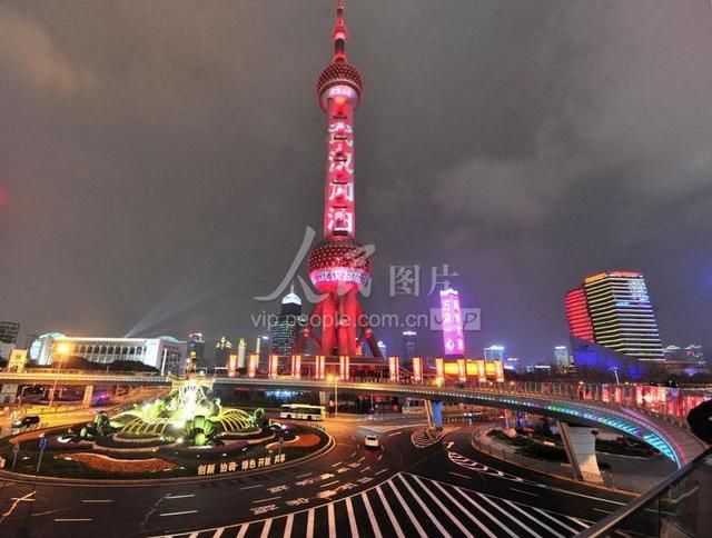 上海东方明珠等地标亮灯为武汉加油
