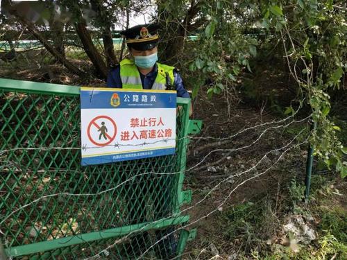 安全生产月丨第三大队悬挂安全警示牌防止行人擅自上高速