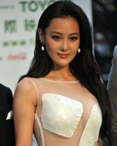 张馨予疯狂床照曝光 时尚发型大回首