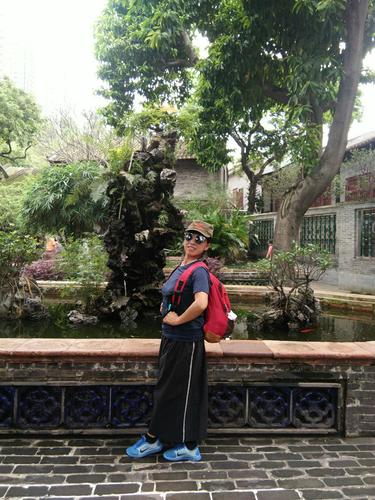 这是我们大平姐,能歌善舞,是一个专业的美声老师,更是我们的开心果,给