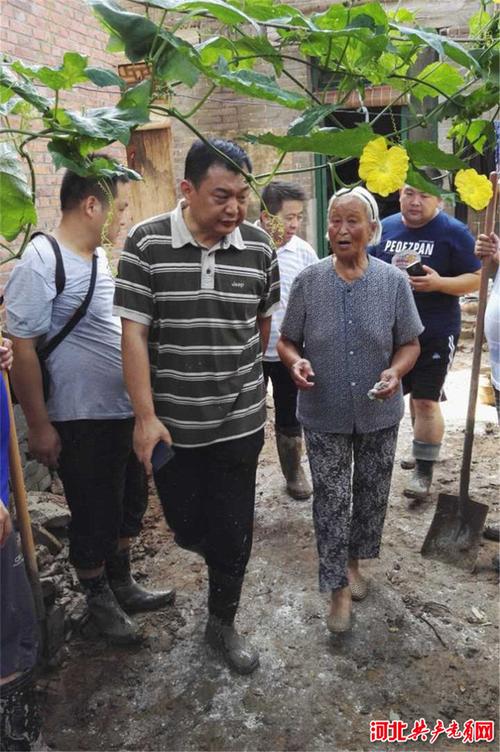 县纪委副书记,监察局长刘雄辉到讲武乡小北汪四分村84岁孤寡老人家中