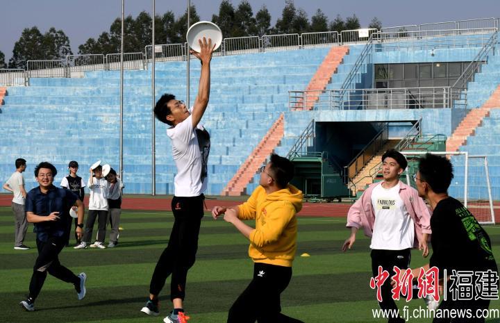 厦门大学首开"极限飞盘"体育课 受学生追捧