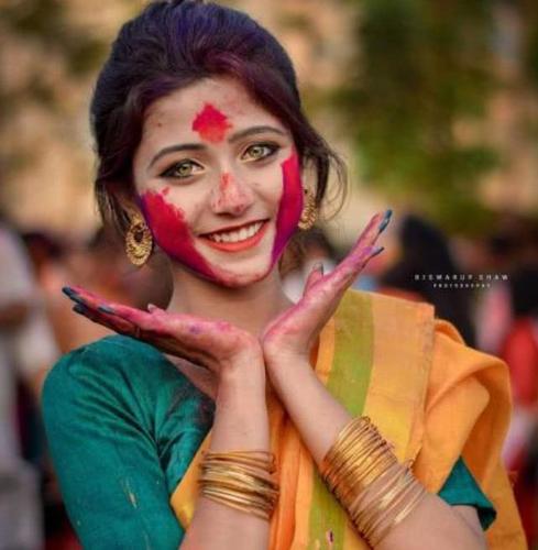 印度洒红节小姐姐火了!琥珀色颜值暴击,看到生活照后却失望了!