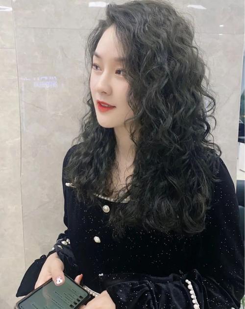 头发细软少发型怎么选烫小卷就对了