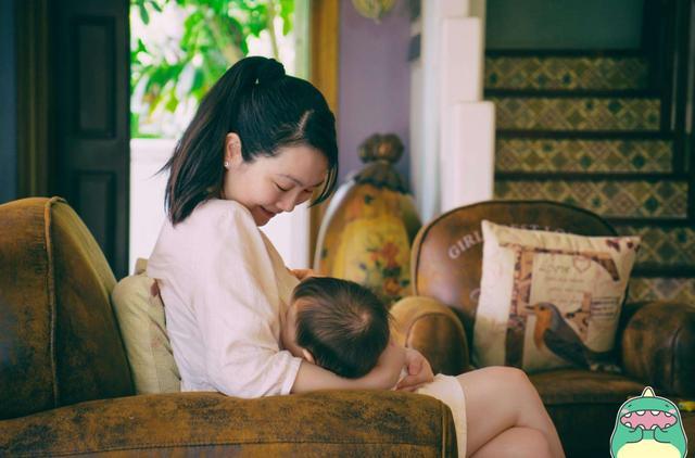 在外给娃喂奶被拍照发圈,宝妈有苦说不出,当众哺乳咋避免尴尬?