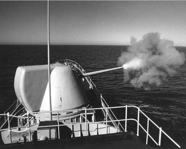 正在开火的mk71型203毫米舰炮