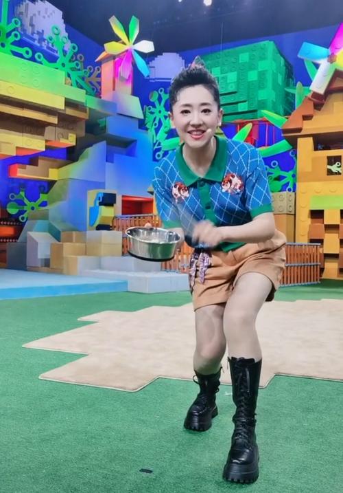 央视少儿主持齐聚庆六一!月亮姐姐冻龄似少女,毛毛虫芝麻仍帅气