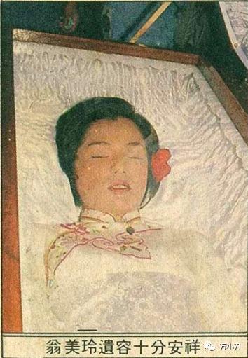 走的时候,翁美玲身穿白色戏服,头戴红花,躺在棺椁之中,遗容十分安详.