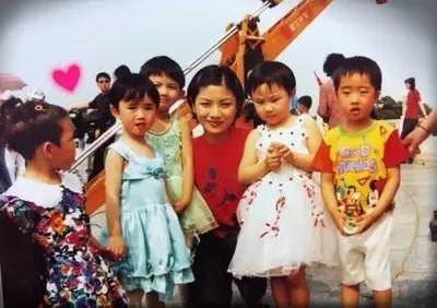 胡可出道时主持《小神龙俱乐部》 业余时间,她还给自己强行补课,买了