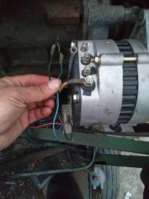 12v发电机,调节器怎么接的,拆的时候忘记拍照了