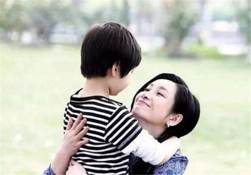 秦海璐36岁生下9斤"巨婴宝宝",如今5年过去了,孩子长