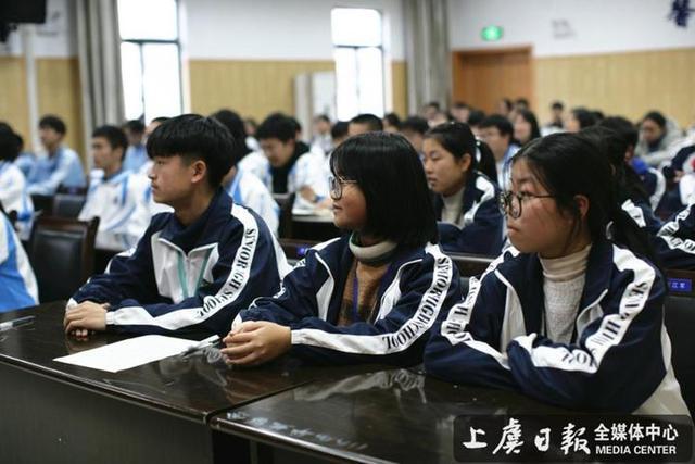 副会长陈彩仙同志在会上宣读上虞区虞舜文化研究会小越中学分会成员的