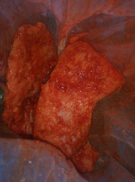 颜色鲜红,外有辣酱,味道甜辣,肉色为粉色,一般的超市熟食柜如喜旺华清