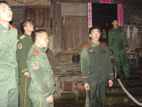 石泉县城民宅发生火灾 消防武警官兵奋力扑救