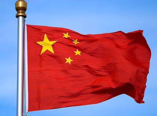 我们的家园与母亲叫红色中国它象征骄阳蓬勃生机炽烈焰火它象征初心不