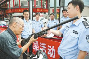 图文:天津公安红桥分局闹市设立治爆缉枪宣传点