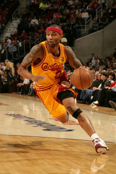 图文:[nba]骑士胜尼克斯 莫-威廉姆斯突破