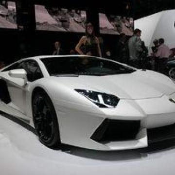 坐在路虎车头的男头像