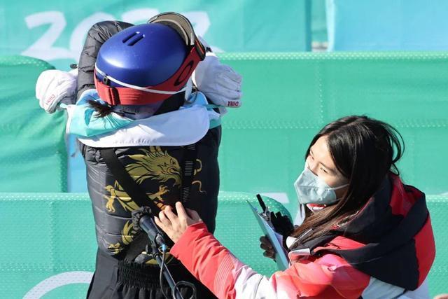 2月8日,中国选手谷爱凌在北京2022年冬奥会自由式滑雪女子大跳台比赛