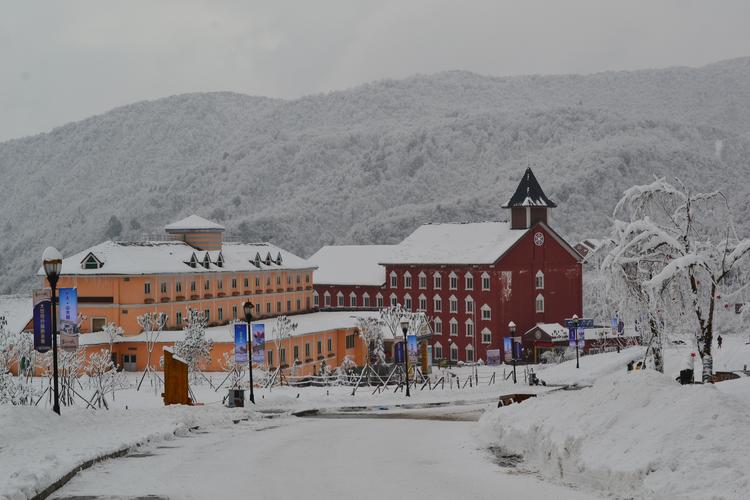 橙色的房子就是我入住的西岭雪山枫叶酒店