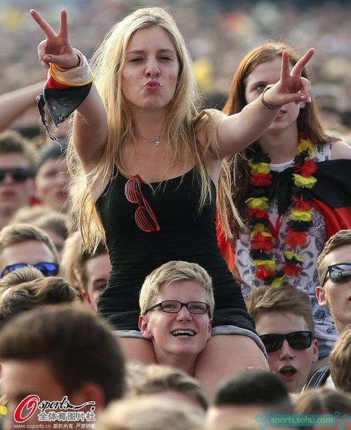 高清图:狂欢吧德国人!美女啤酒呐喊一个不能少