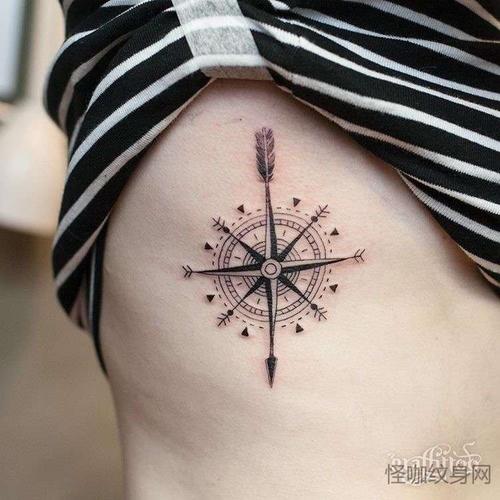 几何侧腰指南针纹身图案