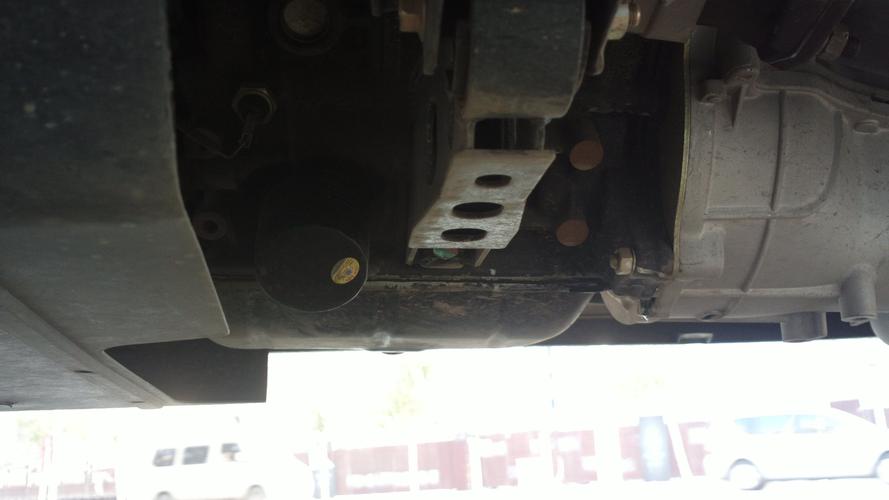 五菱之光车底漏机油.