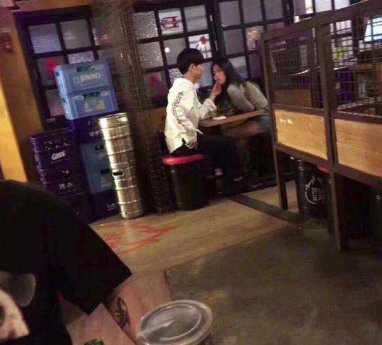 一男子带着女朋友与女朋友闺蜜在一家餐吧吃饭,当男子女朋友上厕所的